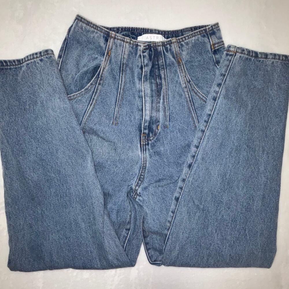 ASTR High Rise Pleated Jeans – Straight Leg Denim